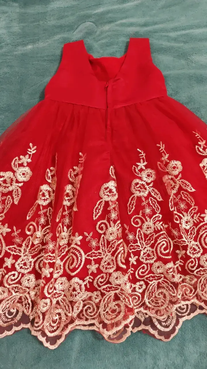 Vestido rojo de fiesta para niña con bordado floral - 2
