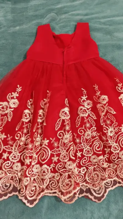 Vestido rojo de fiesta para niña con bordado floral - miniatura 2