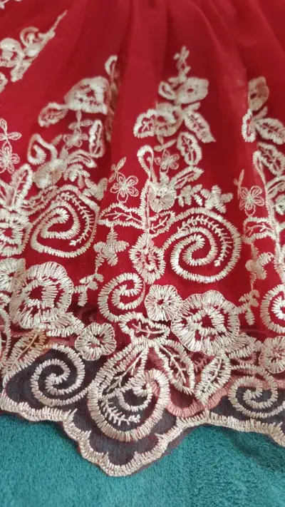Vestido rojo de fiesta para niña con bordado floral - miniatura 3