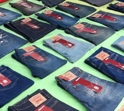 Jeans clásicos de mezclilla para hombre - miniatura 1