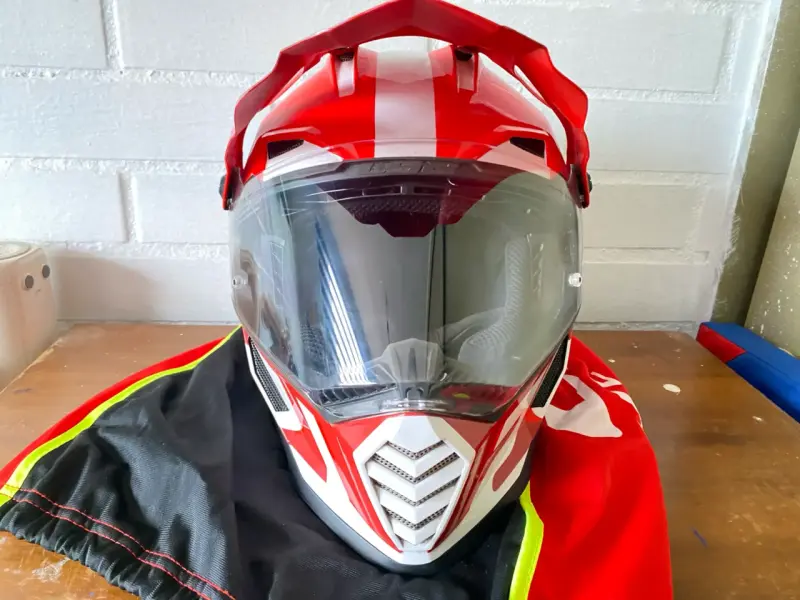 Casco de moto LS2 rojo y blanco con visera - 1
