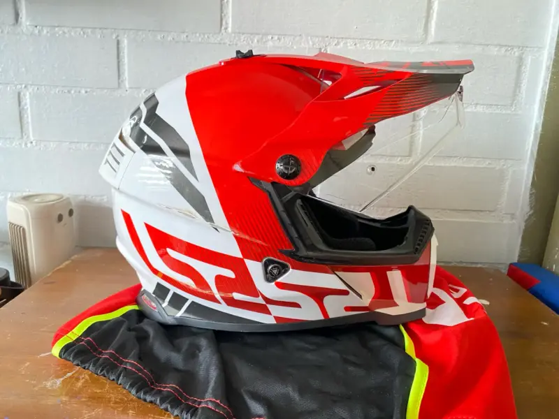 Casco de moto LS2 rojo y blanco con visera - 2