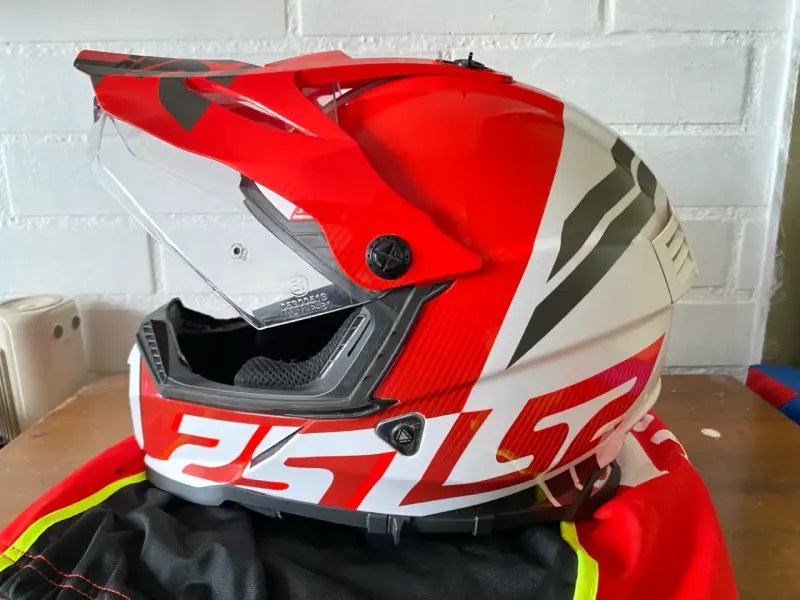 Casco de moto LS2 rojo y blanco con visera - 4