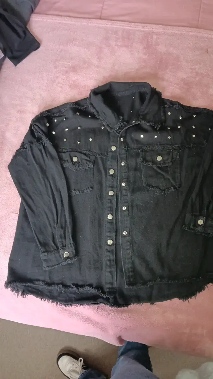 Chaqueta negra con tachuelas para mujer