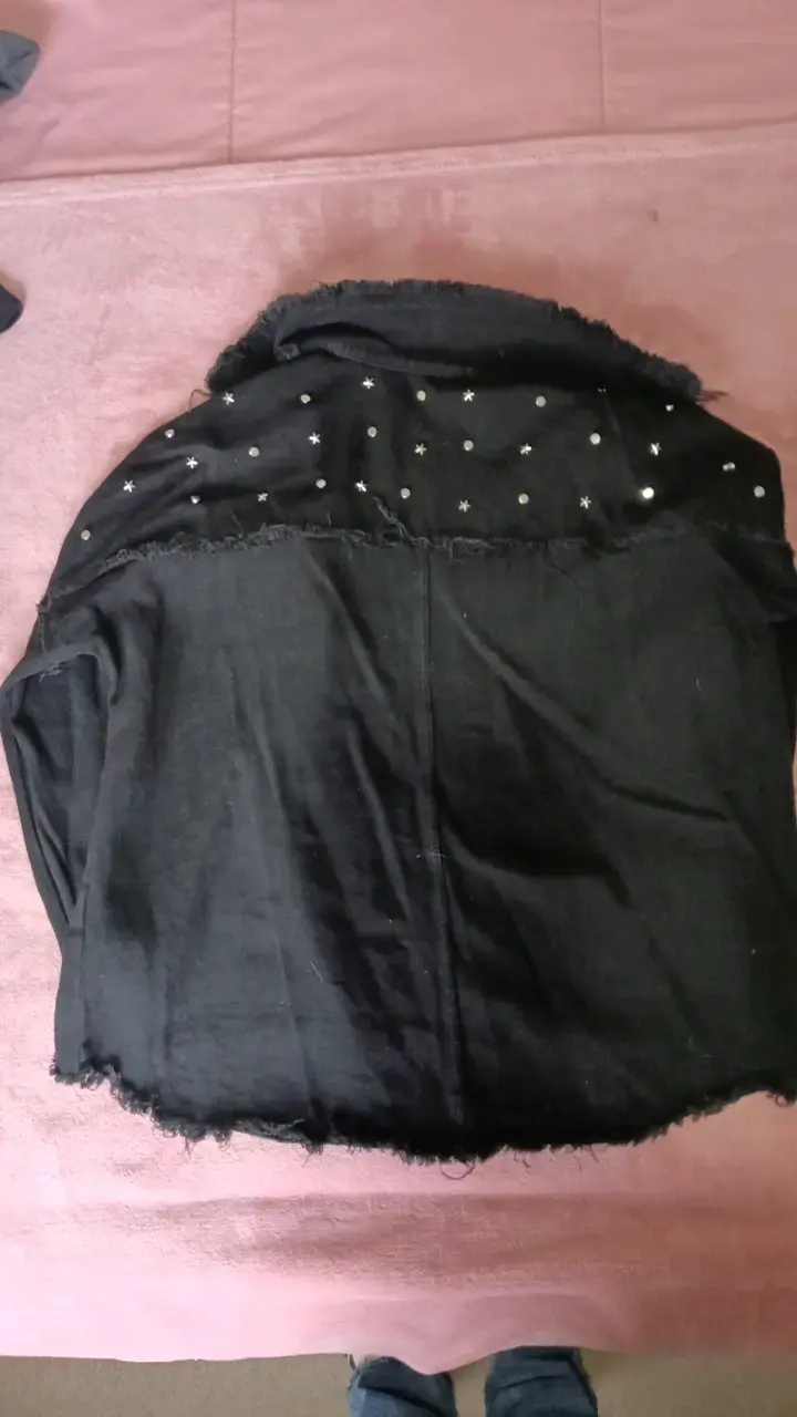 Chaqueta negra con tachuelas para mujer - 2