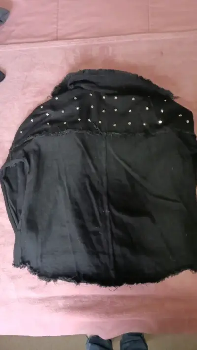 Chaqueta negra con tachuelas para mujer - miniatura 2