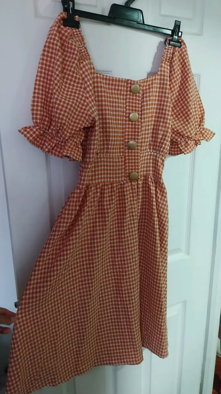 Vestido a cuadros naranja con botones decorativos