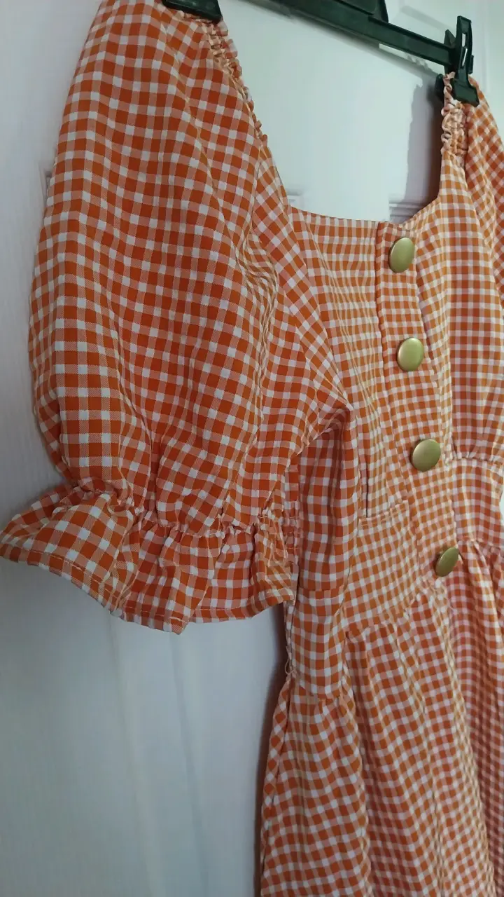 Vestido a cuadros naranja con botones decorativos - 2