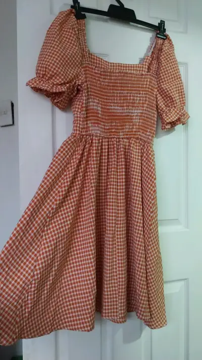 Vestido a cuadros naranja con botones decorativos - miniatura 3