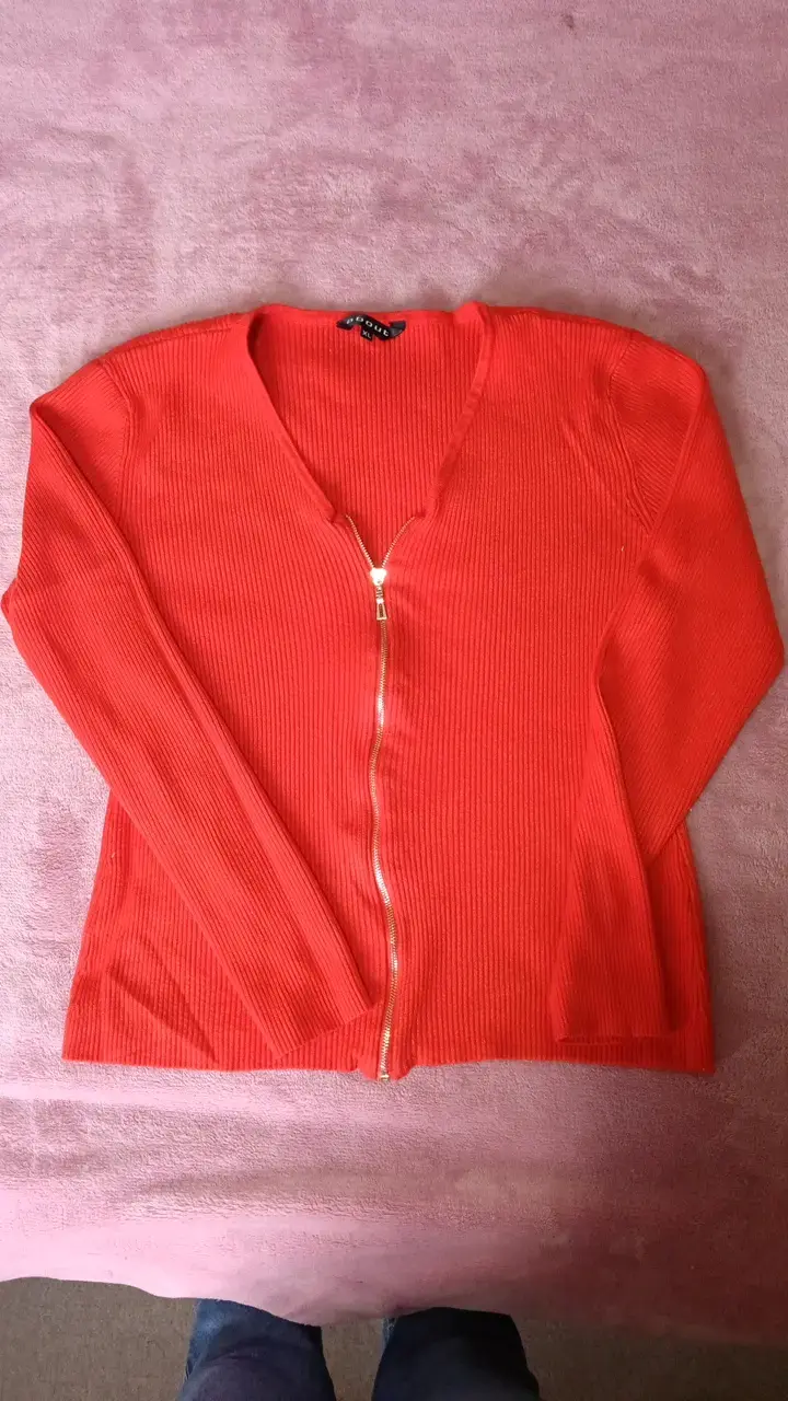Cardigan rojo con cierre marca About