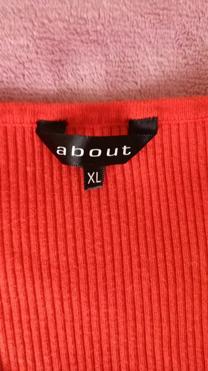 Cardigan rojo con cierre marca About - 2