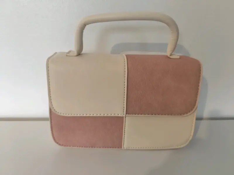 Cartera de mano bicolor beige y rosa🩷