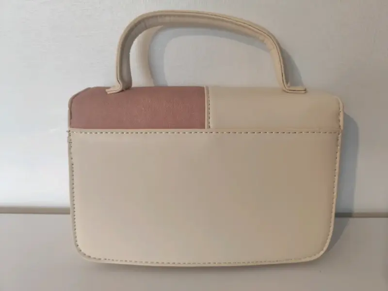 Cartera de mano bicolor beige y rosa🩷 - 2