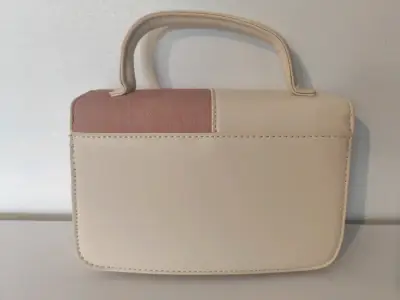 Cartera de mano bicolor beige y rosa🩷 - miniatura 2