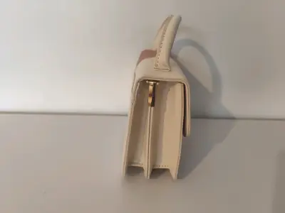 Cartera de mano bicolor beige y rosa🩷 - miniatura 3
