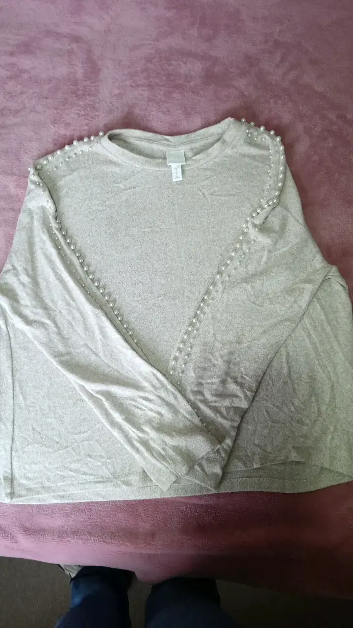 Polera gris con perlas H&M talla M