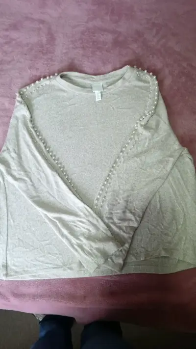 Polera gris con perlas H&M talla M - miniatura 1