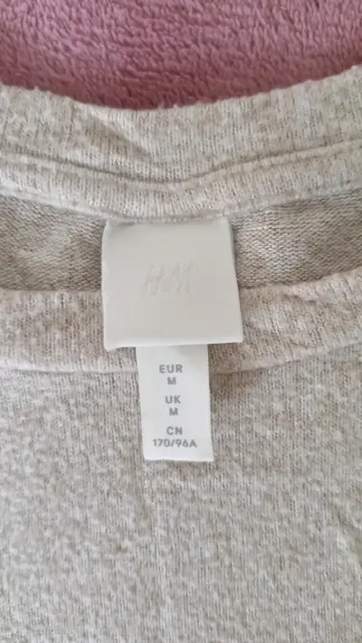 Polera gris con perlas H&M talla M - miniatura 2