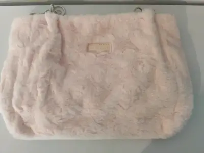 Bolso de mano peludo rosa suave💕 - miniatura 1