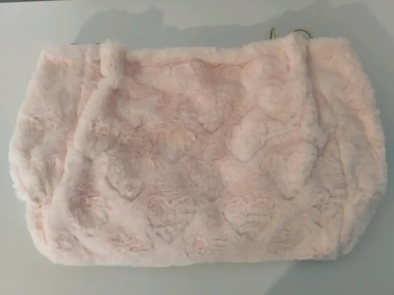 Bolso de mano peludo rosa suave💕 - 2