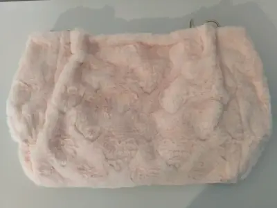Bolso de mano peludo rosa suave💕 - miniatura 2