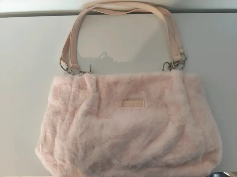 Bolso de mano peludo rosa suave💕 - 3