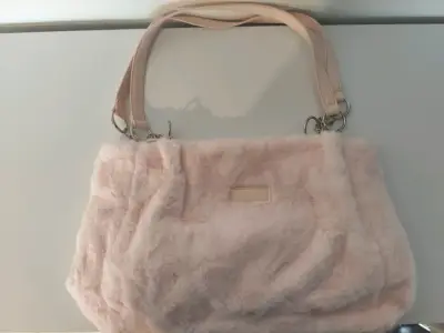 Bolso de mano peludo rosa suave💕 - miniatura 3