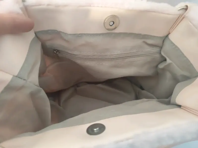 Bolso de mano peludo rosa suave💕 - 4