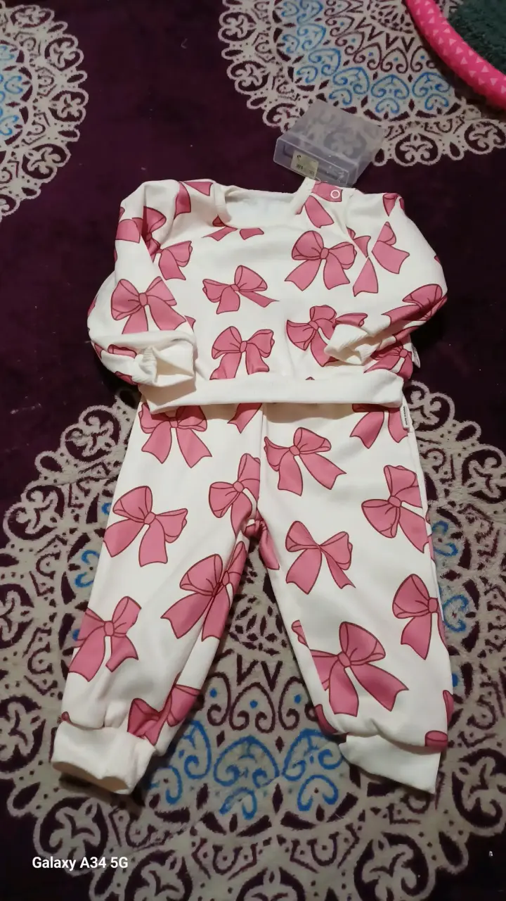 Conjunto de bebé con lazos rosados