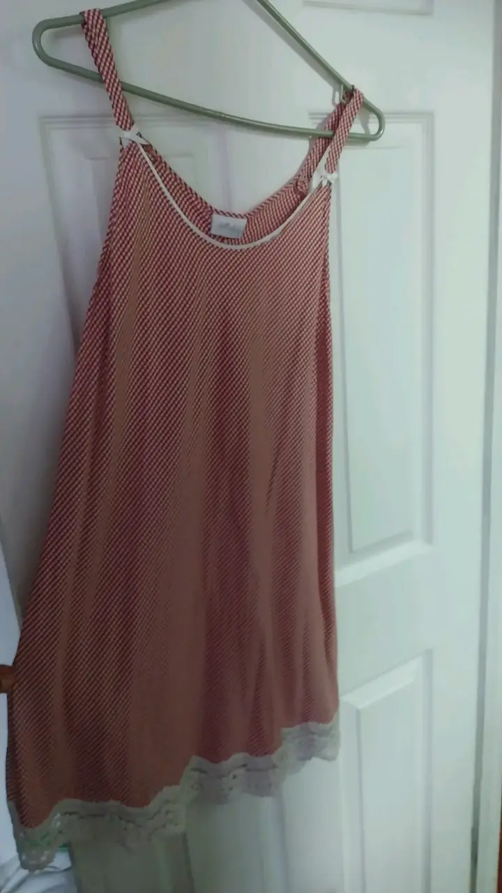 Vestido de tirantes rojo con encaje