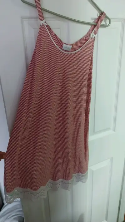Vestido de tirantes rojo con encaje - miniatura 2