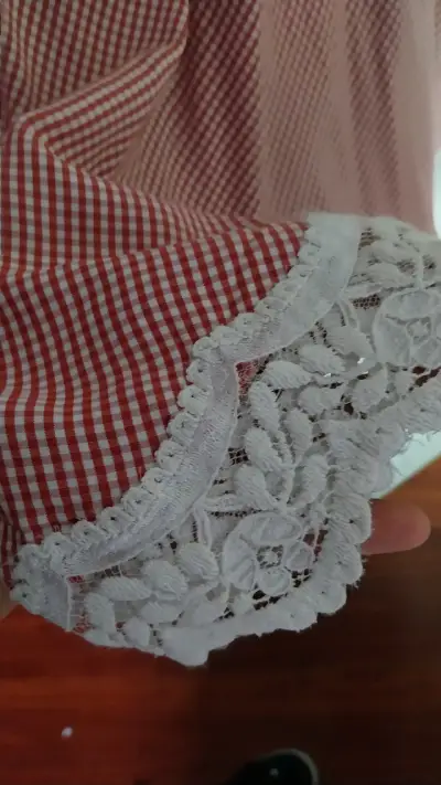 Vestido de tirantes rojo con encaje - miniatura 5