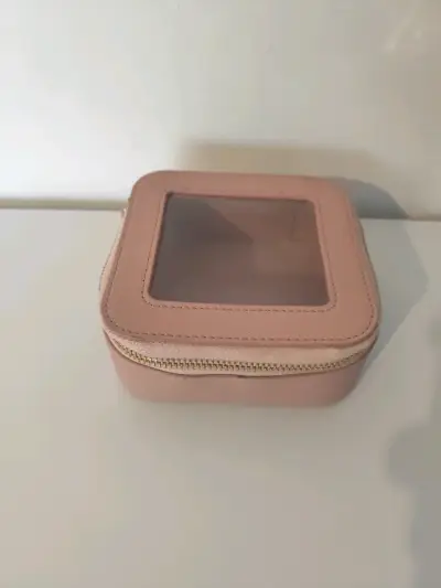 Estuche organizador de maquillaje rosa con ventana - miniatura 1