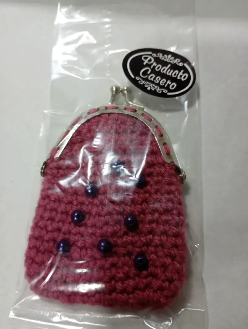 Monedero tejido a crochet color rosa con perlas - 1