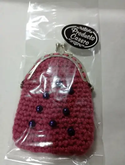 Monedero tejido a crochet color rosa con perlas - miniatura 1