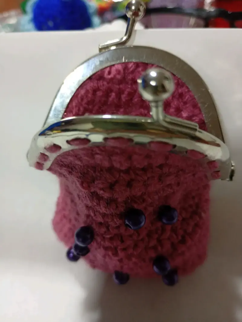 Monedero tejido a crochet color rosa con perlas - 2