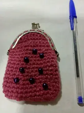 Monedero tejido a crochet color rosa con perlas - 3