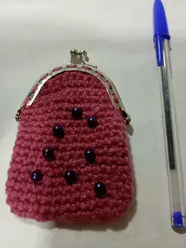 Monedero tejido a crochet color rosa con perlas - miniatura 3