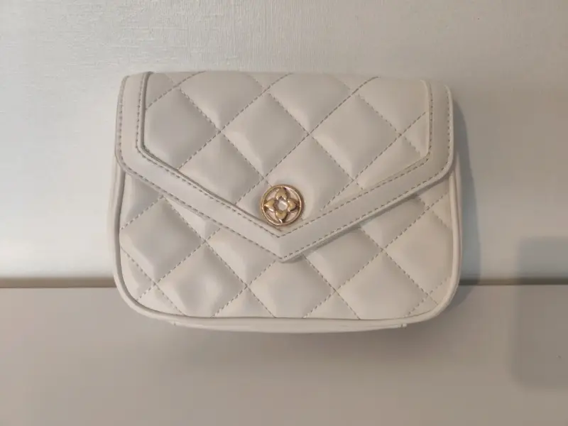 Cartera blanca acolchada con cadena dorada Aldo