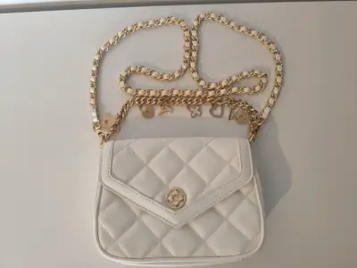 Cartera blanca acolchada con cadena dorada Aldo - miniatura 5