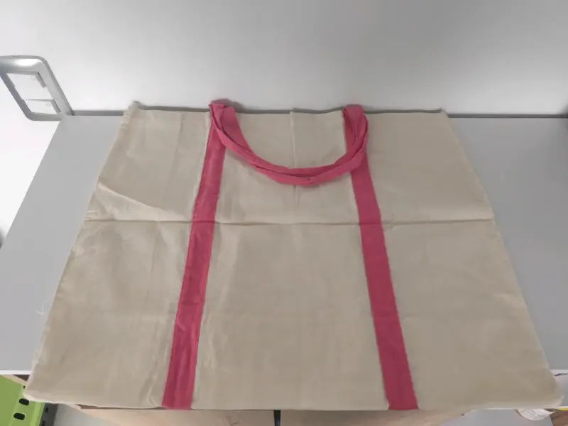 Bolsa de tela beige con asas rosadas