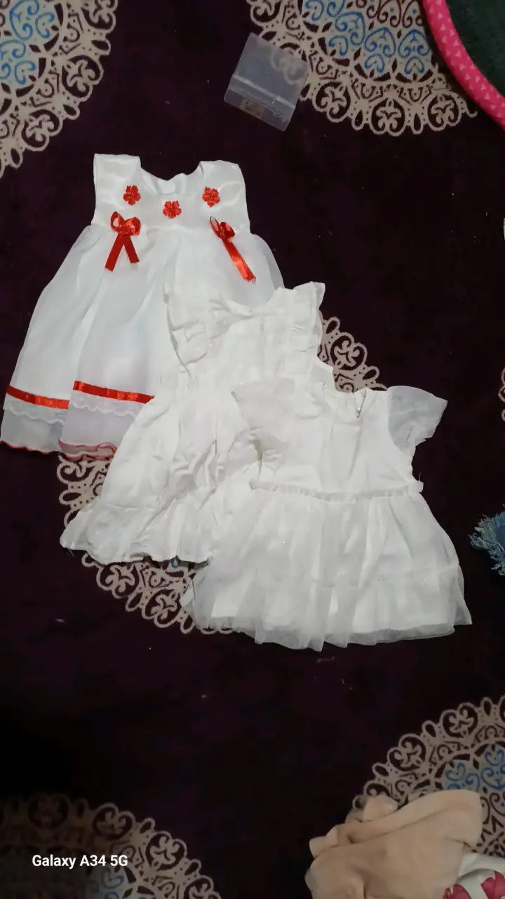 Vestidos de bebé blancos con detalles rojos
