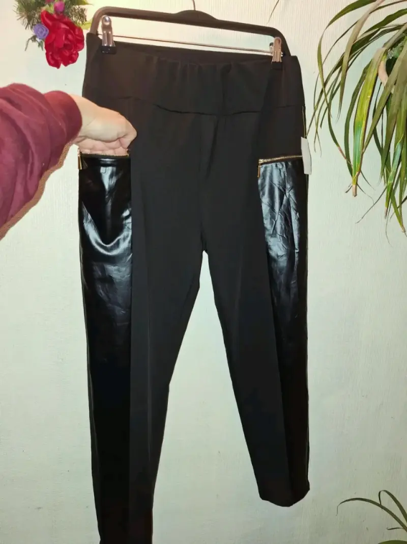 Pantalones negros con detalles de ecocuero - 1