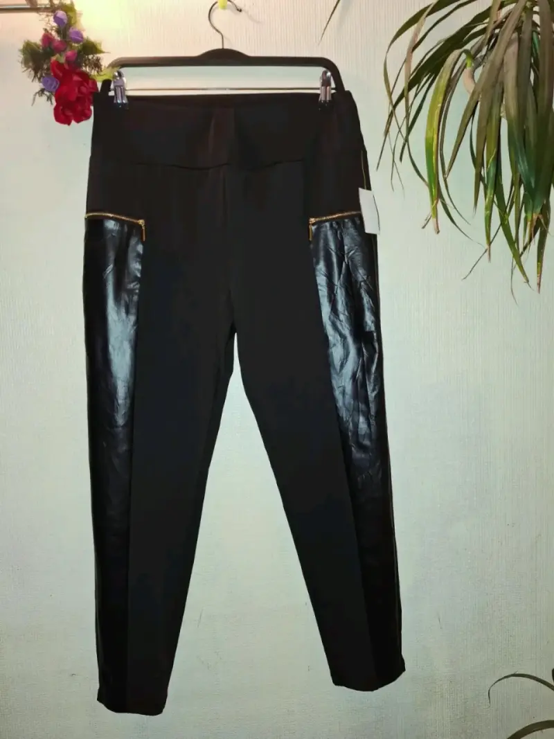 Pantalones negros con detalles de ecocuero - 2