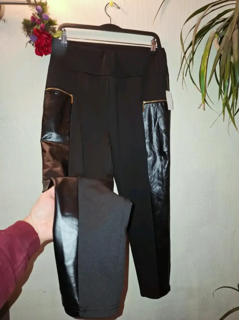 Pantalones negros con detalles de ecocuero - 3