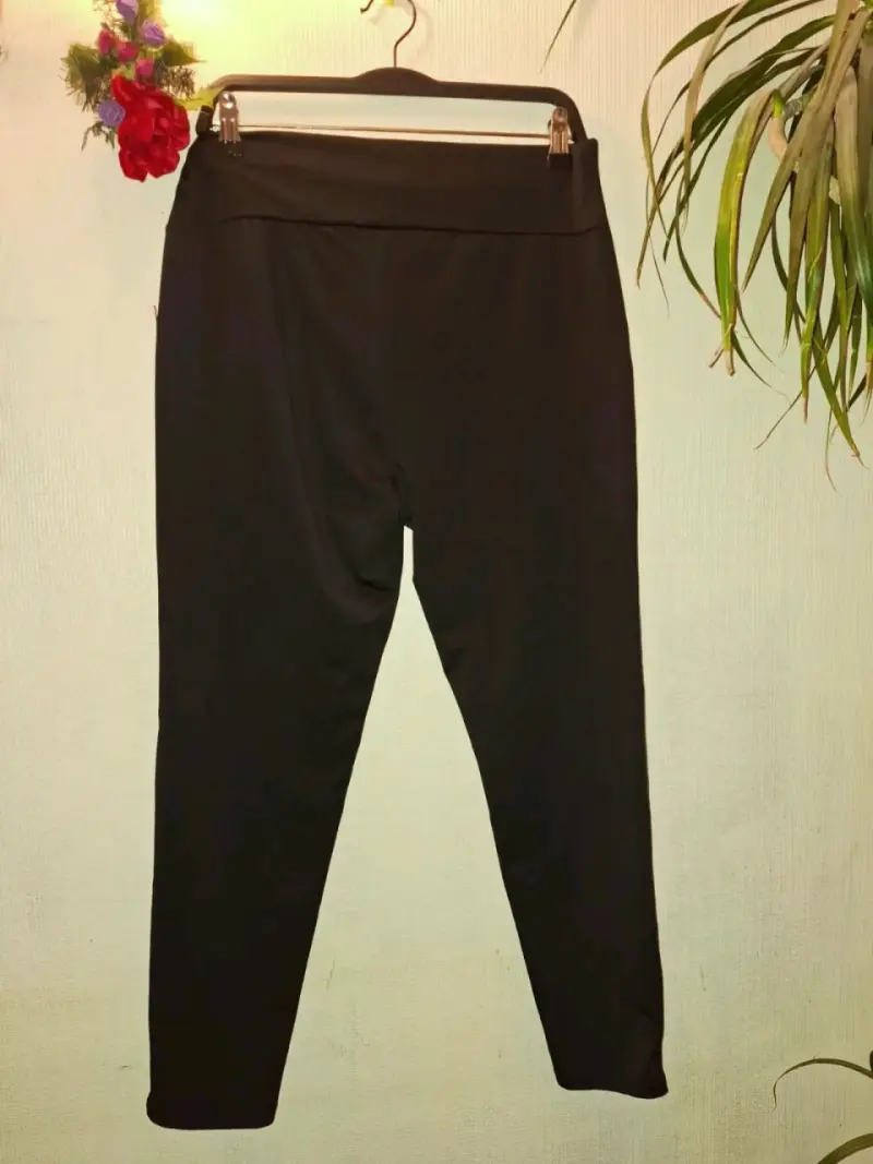 Pantalones negros con detalles de ecocuero - 4