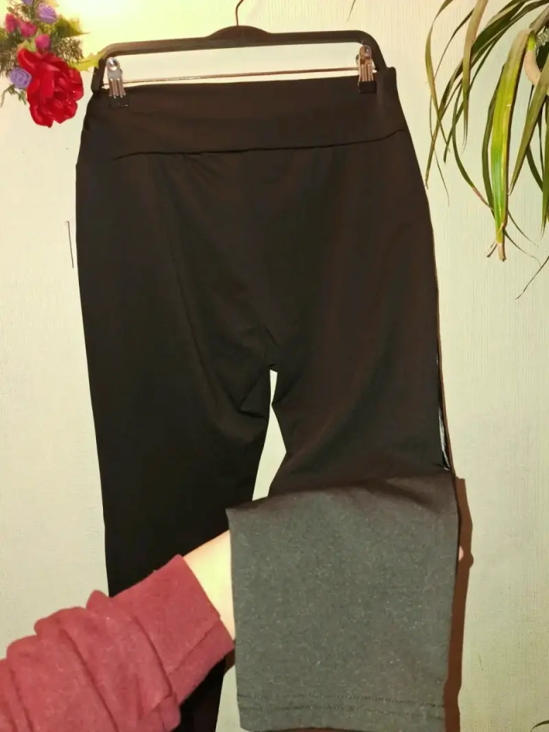 Pantalones negros con detalles de ecocuero - 5