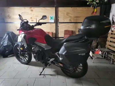 Moto Honda CB500X con maleteros - miniatura 2