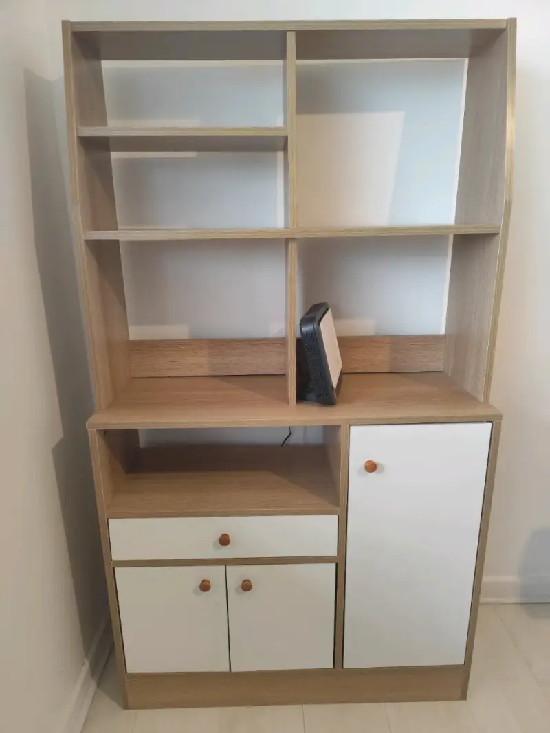 Estantería de madera con puertas y cajones