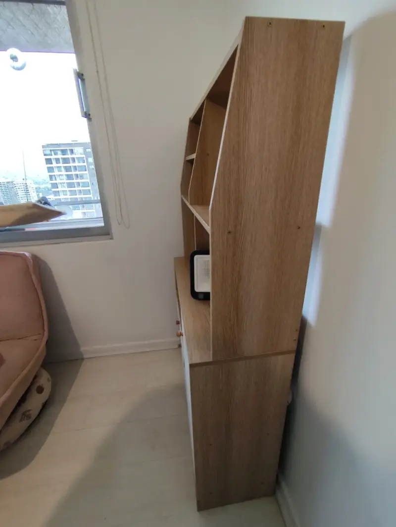 Estantería de madera con puertas y cajones - 2
